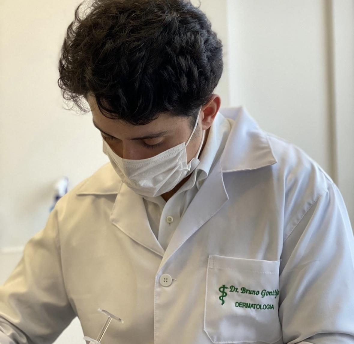 Dr. Bruno Gontijo em atendimento